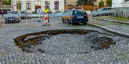 Odborníci státního podniku DIAMO úspěšně sanují propad v centru Březových Hor