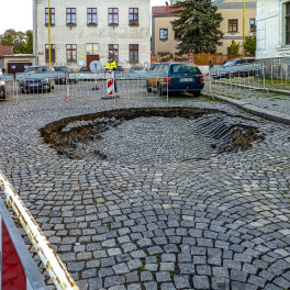 Odborníci státního podniku DIAMO úspěšně sanují propad v centru Březových Hor